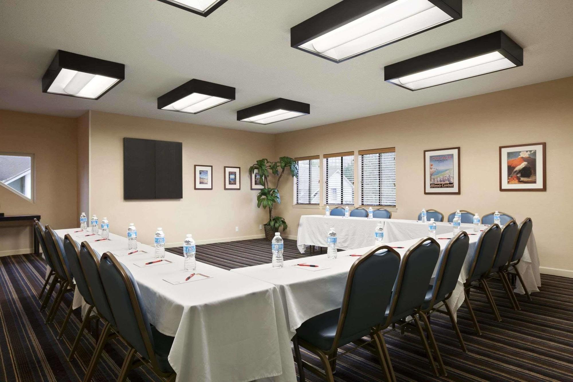 Hawthorn Suites Of Трой Экстерьер фото